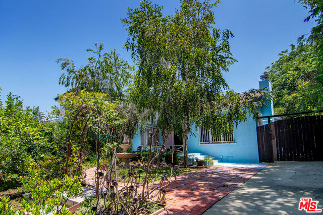 720 N Ogden Drive, Los Angeles CA: https://media.crmls.org/mediaz/e6f84b27-1c75-4304-91b3-68f225e300ce.jpg