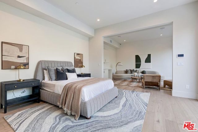 1120 Angelo Drive, Beverly Hills CA: https://media.crmls.org/mediaz/e6f88d41-0651-492f-b2c8-6b118647d0d3.jpg