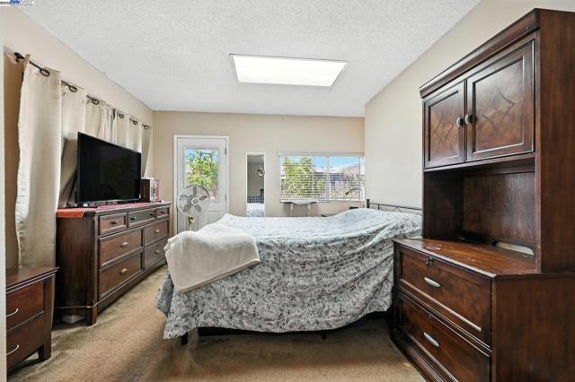 10293 Covina Pl, San Diego CA: https://media.crmls.org/mediaz/e6f99bd6-71dc-4ebb-bb69-a056516800c9.jpg