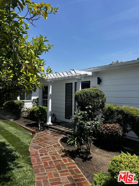4232 Sunnyslope Ave, Sherman Oaks CA: https://media.crmls.org/mediaz/e6f9b992-ae68-42b4-9e51-60d1c6cae6bd.jpg