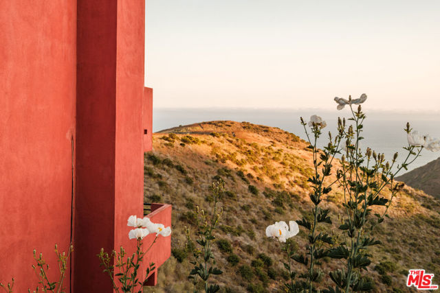 3029 Sequit Drive, Malibu CA: https://media.crmls.org/mediaz/e6f9cd99-b8d5-41f3-bd4f-c7157e80f4e3.jpg