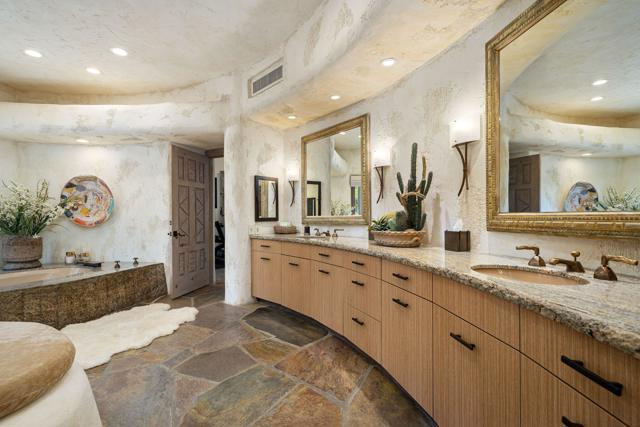 475 S Via Las Palmas, Palm Springs CA: https://media.crmls.org/mediaz/e6fa2eae-f80d-4725-b991-2b6642798ae2.jpg