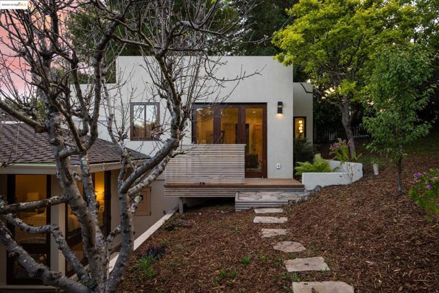 30 Lincolnshire Dr, Oakland CA: https://media.crmls.org/mediaz/e6fafa05-d878-4bac-8bd1-08f1323e4e7b.jpg