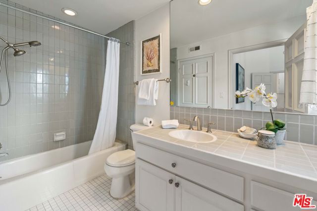 134 Roma Court, Marina del Rey CA: https://media.crmls.org/mediaz/e6fb1807-8279-4c48-b575-52f3132bc3fb.jpg