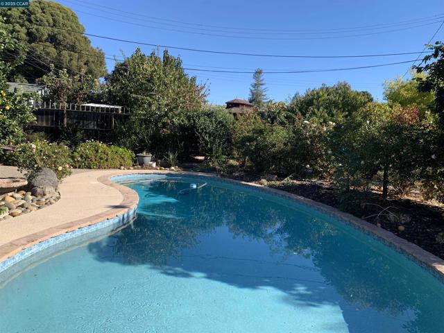 1766 Crescent Dr, Walnut Creek CA: https://media.crmls.org/mediaz/e6fbc89f-8a3f-4cc7-893d-fc61460fc9c4.jpg