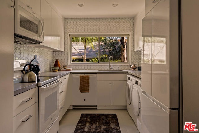 2604 N Beachwood Drive, Los Angeles CA: https://media.crmls.org/mediaz/e6fbd50b-6e51-468f-855c-d4d047b747c7.jpg
