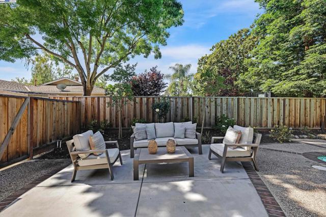 519 Ellesmere Dr, Walnut Creek CA: https://media.crmls.org/mediaz/e6fc3817-8340-461c-a772-8a37e03829ec.jpg
