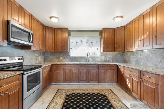 732 Hamilton Lane, Fallbrook CA: https://media.crmls.org/mediaz/e6fc50e8-d96b-475e-8c91-e428c6843a64.jpg