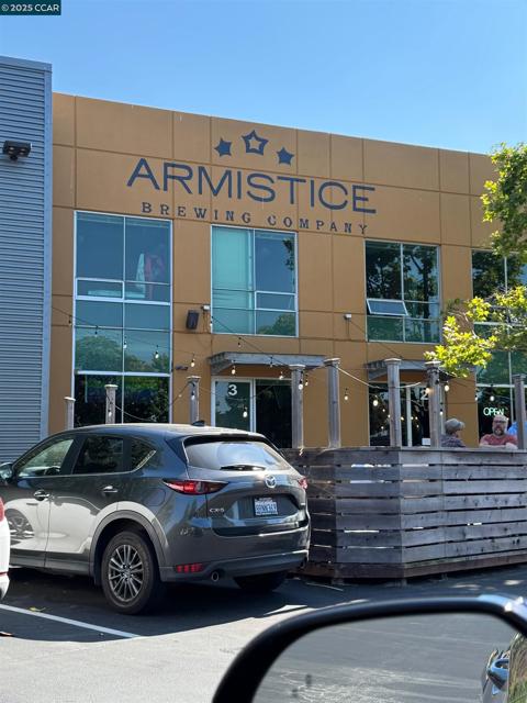 609 Commodore Dr, Richmond CA: https://media.crmls.org/mediaz/e6fcb987-0ba0-4291-9bd2-a0b0dd4f6e7f.jpg