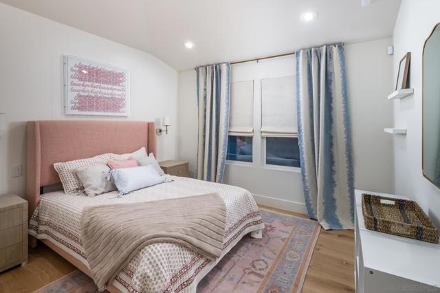 755 Rosecrans St, San Diego CA: https://media.crmls.org/mediaz/e6fd41cc-1ff3-4047-86e6-58ef04e03299.jpg