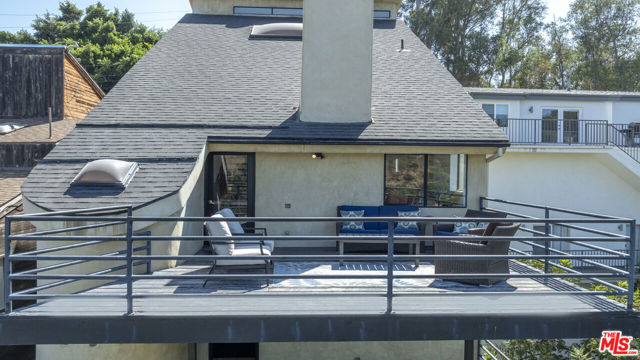 8581 Cole Crest Drive, Los Angeles CA: https://media.crmls.org/mediaz/e6fd562f-167a-4c15-8113-610ed7558b81.jpg