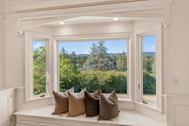 1110 Trinity Drive, Menlo Park CA: https://media.crmls.org/mediaz/e6fded11-5e61-4e1a-b190-a55f2421c2ae.jpg