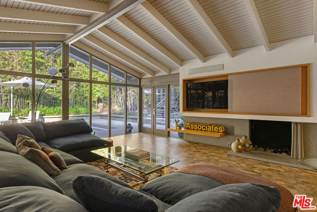 1030 Canon Drive, San Marino CA: https://media.crmls.org/mediaz/e6ff1ebf-c21b-4d51-ab18-65485a8029b3.jpg