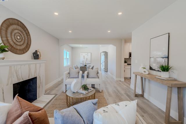 10007 Burr St, Oakland CA: https://media.crmls.org/mediaz/e6ff7bce-6a16-4548-99a9-86831ffb7127.jpg