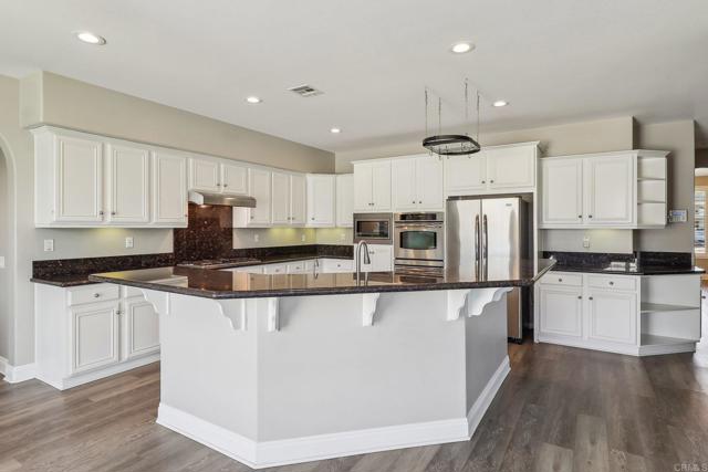 31332 Bluebeech Court, Temecula CA: https://media.crmls.org/mediaz/e6ffe00f-a154-4e5d-b91f-e98bd4e2fc57.jpg