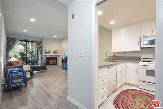 8675 Falmouth Avenue, Playa del Rey CA: https://media.crmls.org/mediaz/e70085ff-11ff-484b-a9f1-f2e3e236de79.jpg