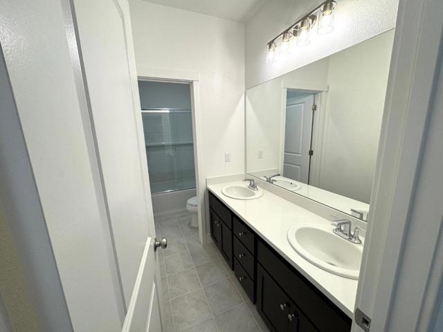 1261 Gypsum Court, Los Banos CA: https://media.crmls.org/mediaz/e700d7ed-9354-4b0f-a163-fae16d71edc2.jpg