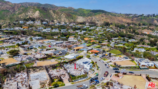 18105 Wakecrest Drive, Malibu CA: https://media.crmls.org/mediaz/e7022186-b33e-4d92-bf54-0a6db477a93e.jpg