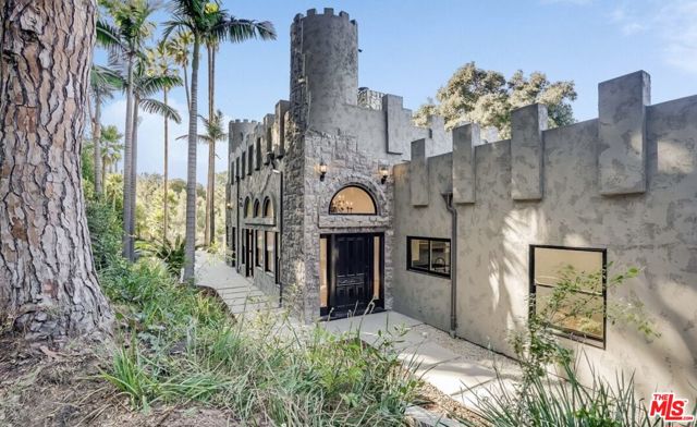 15851 Mulholland Place, Los Angeles CA: https://media.crmls.org/mediaz/e70224c8-5dc9-450b-97a1-8e62edf24a01.jpg