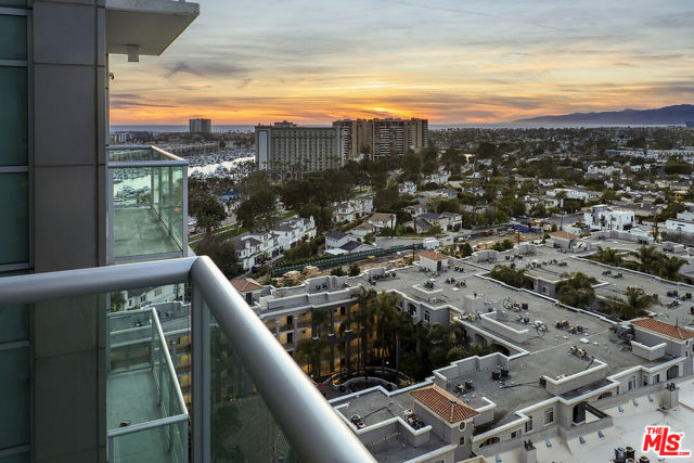 13700 Marina Pointe Drive, Marina del Rey CA: https://media.crmls.org/mediaz/e70264cc-11fe-4ff6-b6ee-694cac4f9999.jpg