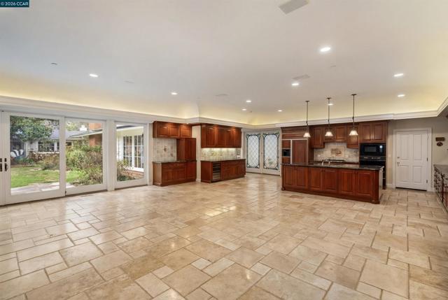 1720 Alameda Diablo, Diablo CA: https://media.crmls.org/mediaz/e7030cf7-43b7-4101-99c3-46447d01de78.jpg