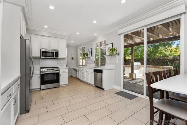 6 Reston Way, Ladera Ranch CA: https://media.crmls.org/mediaz/e70352c6-38b2-477b-90e4-39f33f273a34.jpg