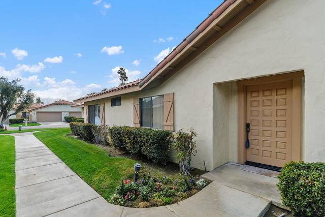 314 Sierra Madre S, Palm Desert CA: https://media.crmls.org/mediaz/e7037fbf-bfc4-4045-a38f-ebce4305c248.jpg