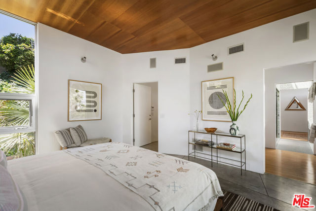 3813 Ronda Vista Place, Los Angeles CA: https://media.crmls.org/mediaz/e7038a6d-c5b9-4fd3-8dfb-b9211caef382.jpg