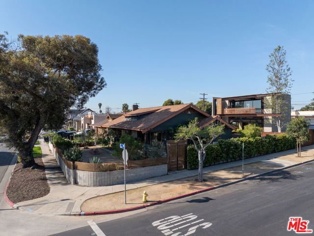 5701 7th Avenue, Los Angeles CA: https://media.crmls.org/mediaz/e7041f81-4062-48c6-9e7e-baffd436c63c.jpg