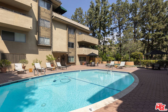 6708 Hillpark Drive, Los Angeles CA: https://media.crmls.org/mediaz/e7044f60-dbb4-4997-81d7-415b24b8005f.jpg