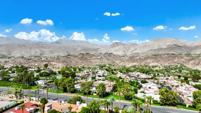 72550 Greenbriar Lane, Palm Desert CA: https://media.crmls.org/mediaz/e7051567-b324-4ea9-8308-994f8ff8a959.jpg