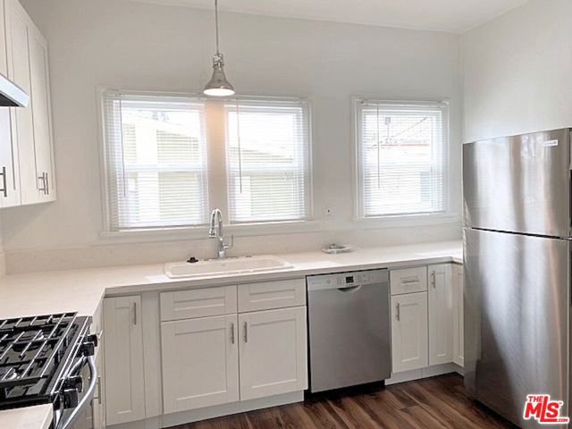 25 Falcon Avenue, Long Beach CA: https://media.crmls.org/mediaz/e705d323-3283-4b84-bb85-2e5c533718dd.jpg