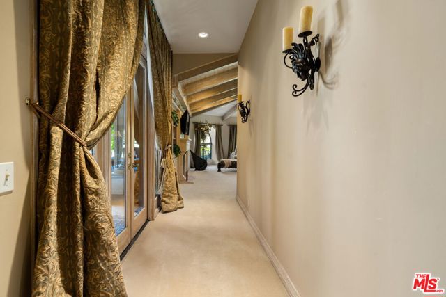 71150 N Thunderbird Terrace, Rancho Mirage CA: https://media.crmls.org/mediaz/e706ec6b-f02f-4faa-8ee7-9618b2c7bcea.jpg