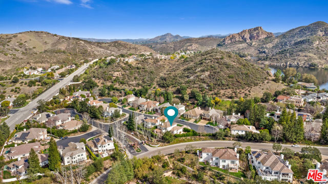 219 Baybrook Court, Lake Sherwood CA: https://media.crmls.org/mediaz/e706f2fb-891f-49ce-a3ee-33e8b875ec47.jpg