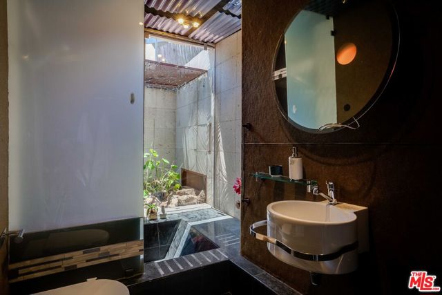 2528 Dearborn Drive, Los Angeles CA: https://media.crmls.org/mediaz/e706fa91-504a-454f-ac70-f6ca2902a1f9.jpg