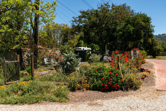 250 Verde Oak Drive, Oak View CA: https://media.crmls.org/mediaz/e707d89a-ebeb-4be1-8d47-88a30a8c6a89.jpg