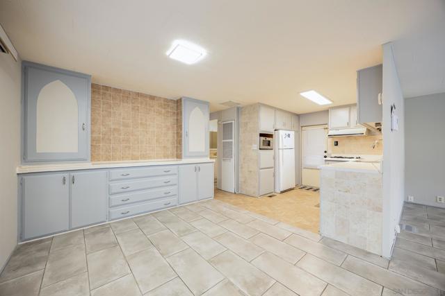 2950 Iris Ave, San Diego CA: https://media.crmls.org/mediaz/e7081721-7e7b-4e83-bd6b-e81826a0b5c0.jpg