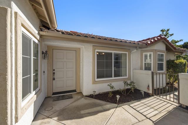 2505 LA COSTA AVE, Chula Vista CA: https://media.crmls.org/mediaz/e70881cd-003e-47b0-80d1-4c64ff367180.jpg