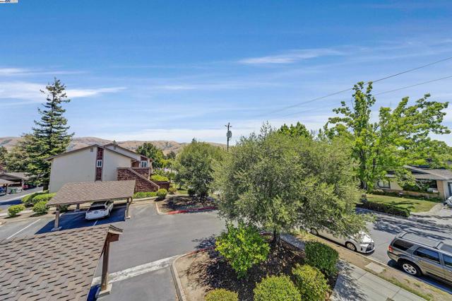 136 Hackamore Ln, Fremont CA: https://media.crmls.org/mediaz/e70887de-5352-40dc-a218-48b641144514.jpg