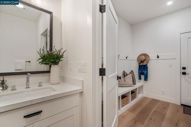267 Valle Vista Dr, Danville CA: https://media.crmls.org/mediaz/e708f17e-71c8-4299-a6af-b6aacca3c673.jpg
