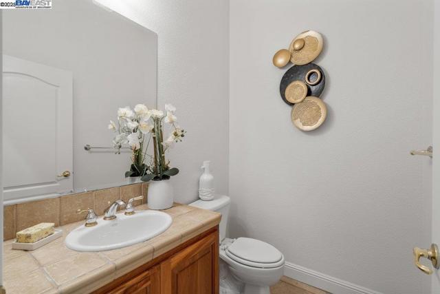 1123 Burghley Ln, Brentwood CA: https://media.crmls.org/mediaz/e70995f0-c531-450d-a8e6-496bc58b369c.jpg