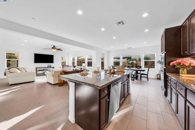 2305 Augusta Ave, Tracy CA: https://media.crmls.org/mediaz/e709a822-efa3-4c2b-ad7e-1a27387ecdb4.jpg