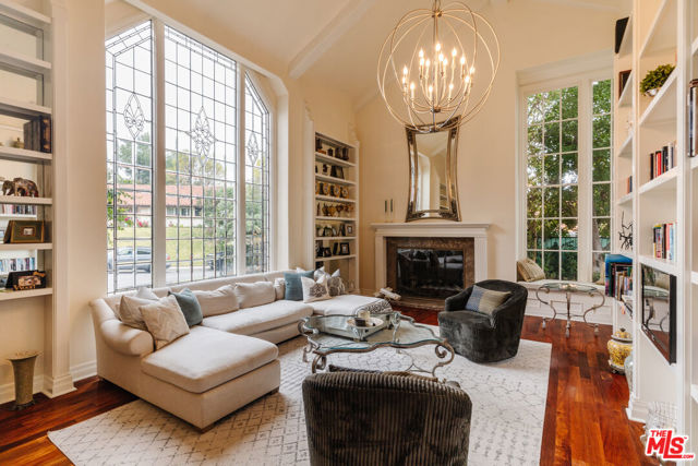 3819 Vista Linda Drive, Encino CA: https://media.crmls.org/mediaz/e70b7df7-7ef9-4567-9fe0-2c9ad012a8af.jpg