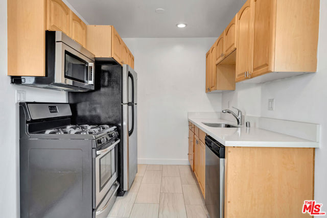 119 Paloma Avenue, Venice CA: https://media.crmls.org/mediaz/e70caf49-2a0b-4277-9c3f-10611e142d10.jpg