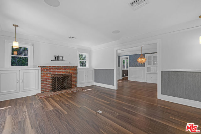 7024 De Longpre Avenue, Los Angeles CA: https://media.crmls.org/mediaz/e70cf93d-e86a-4306-b3f8-20177d6fa92d.jpg