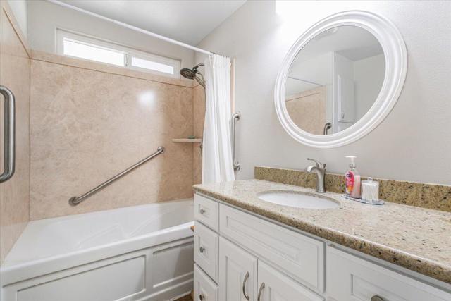 39564 Ciega Creek Drive, Palm Desert CA: https://media.crmls.org/mediaz/e70d07e6-6852-4c4c-ab91-f4cfd6588162.jpg