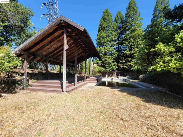 40 Hilldale Ct, Orinda CA: https://media.crmls.org/mediaz/e70da46d-169c-49c2-b3ee-7c1ee9a72d8d.jpg