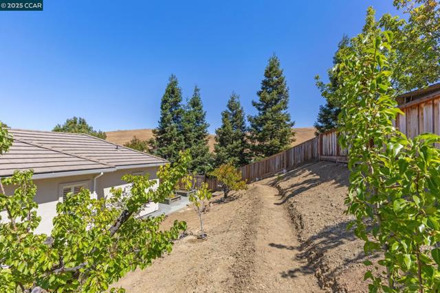 109 Forest Hill, Clayton CA: https://media.crmls.org/mediaz/e70e2d6c-60ab-4290-a132-9b14878a285c.jpg