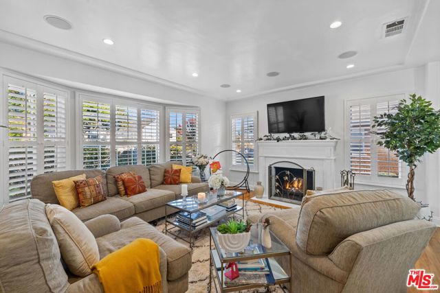 5715 Valley Ridge Avenue, Los Angeles CA: https://media.crmls.org/mediaz/e70e801e-9741-4c85-a2ad-38cc454272c3.jpg