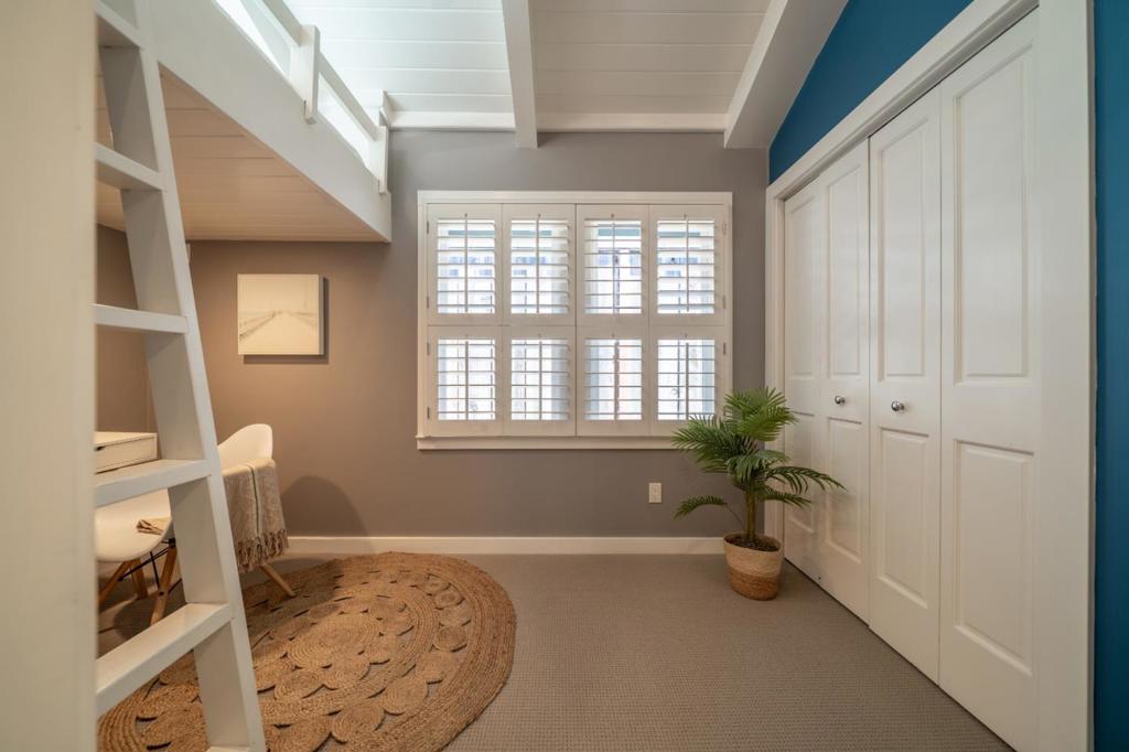https://media.crmls.org/mediaz/e70e8816-82a9-4595-9fd0-6e1f7ead2fe5.jpg?preset=X-Large